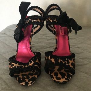 GUC Leopard Print 7.5 Betsey Johnson Heels